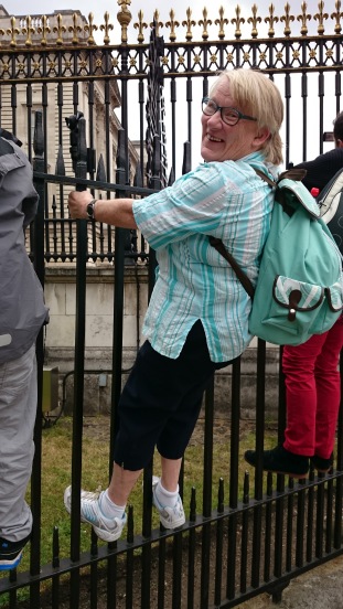 Min mamma, Margareta, står och tittar på Buckingham palace.